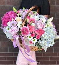 Цветочная композиция из Розы, Хризантемы, Пионы и Лизиантусы в корзине в Саблинском