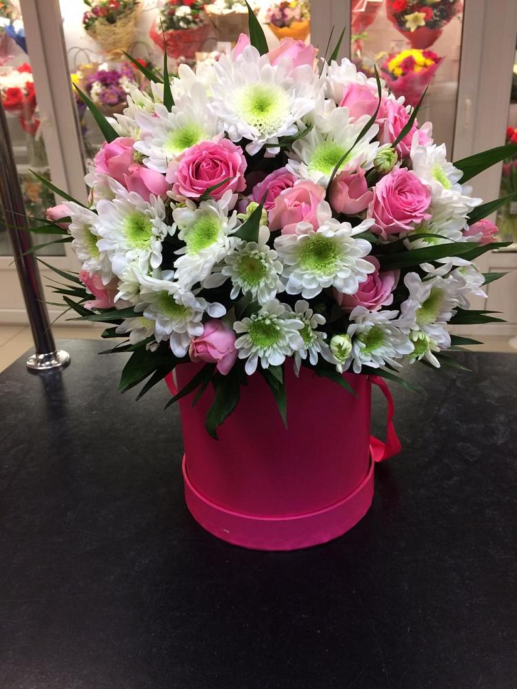 Цветочная композиция из Розы и Хризантемы в шляпной коробке в Саблинском