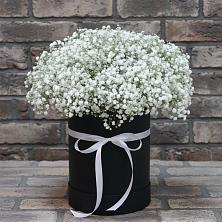Цветочная композиция из Гипсофила в шляпной коробке в Саблинском