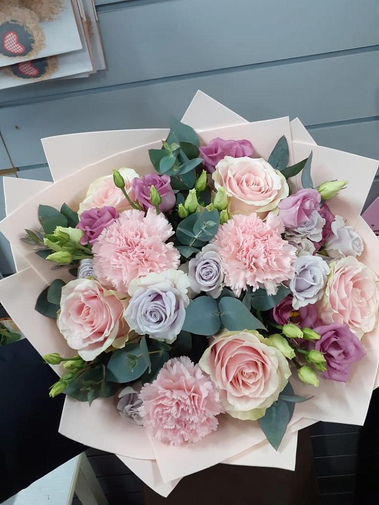 Букет цветов из: Розы, Гвоздики и Лизиантусы в Саблинском